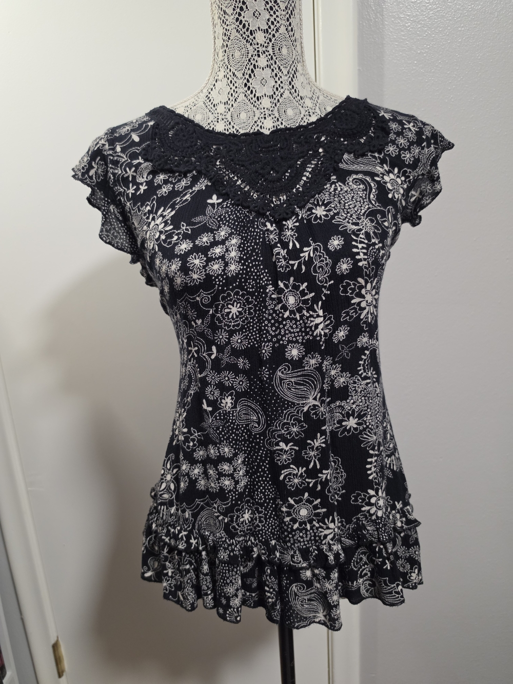 Dressbarn Large Boho Floral Paisley Crochet Ruffle Top